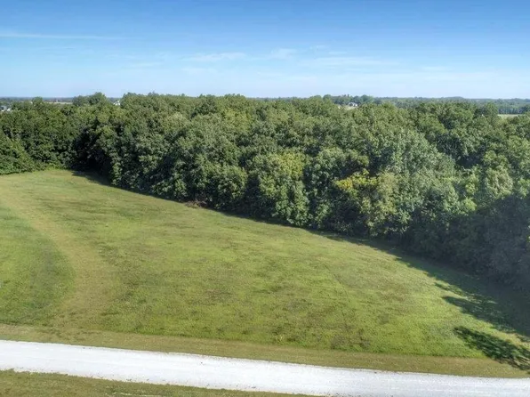 2 Raybar Dr, New Franklin, MO 65274