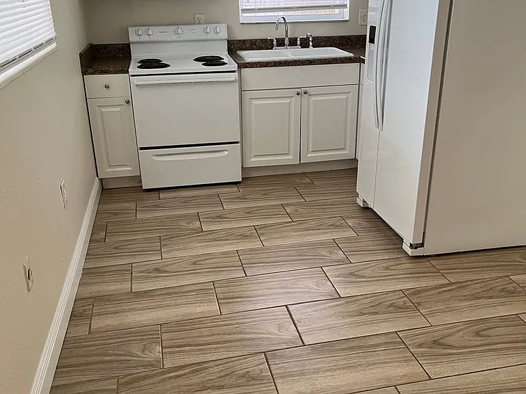 208 Pierce Ave — Photo 2