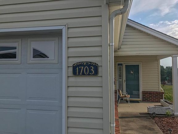 3rd image of 1703 Foxtail Ln #1703