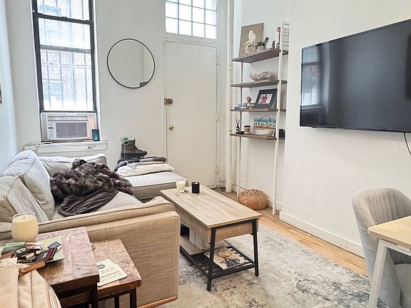 2nd image of 206 E 6th St APT 1RW