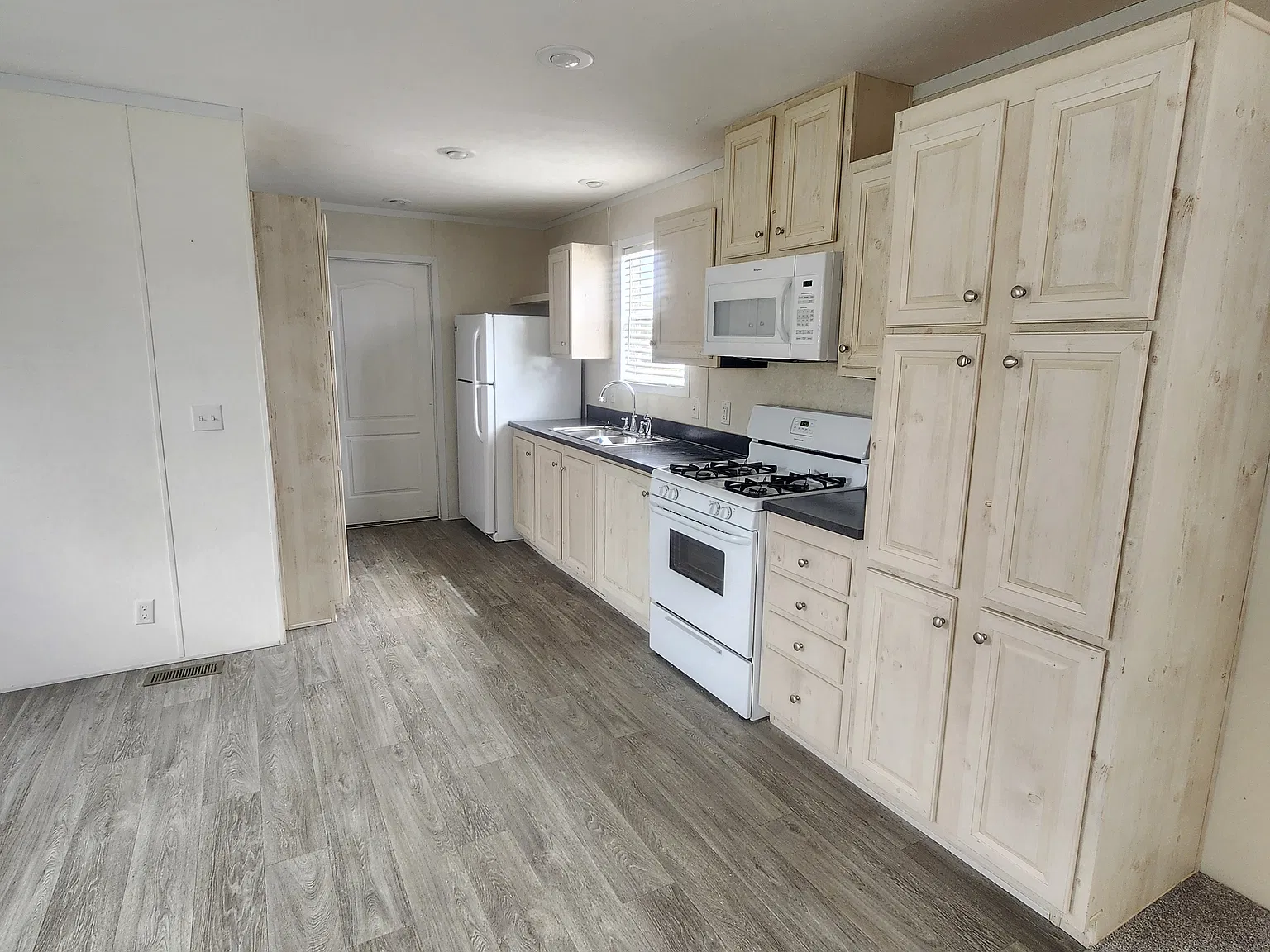 3 bed, 1280 sqft, $1,200 — Photo 2