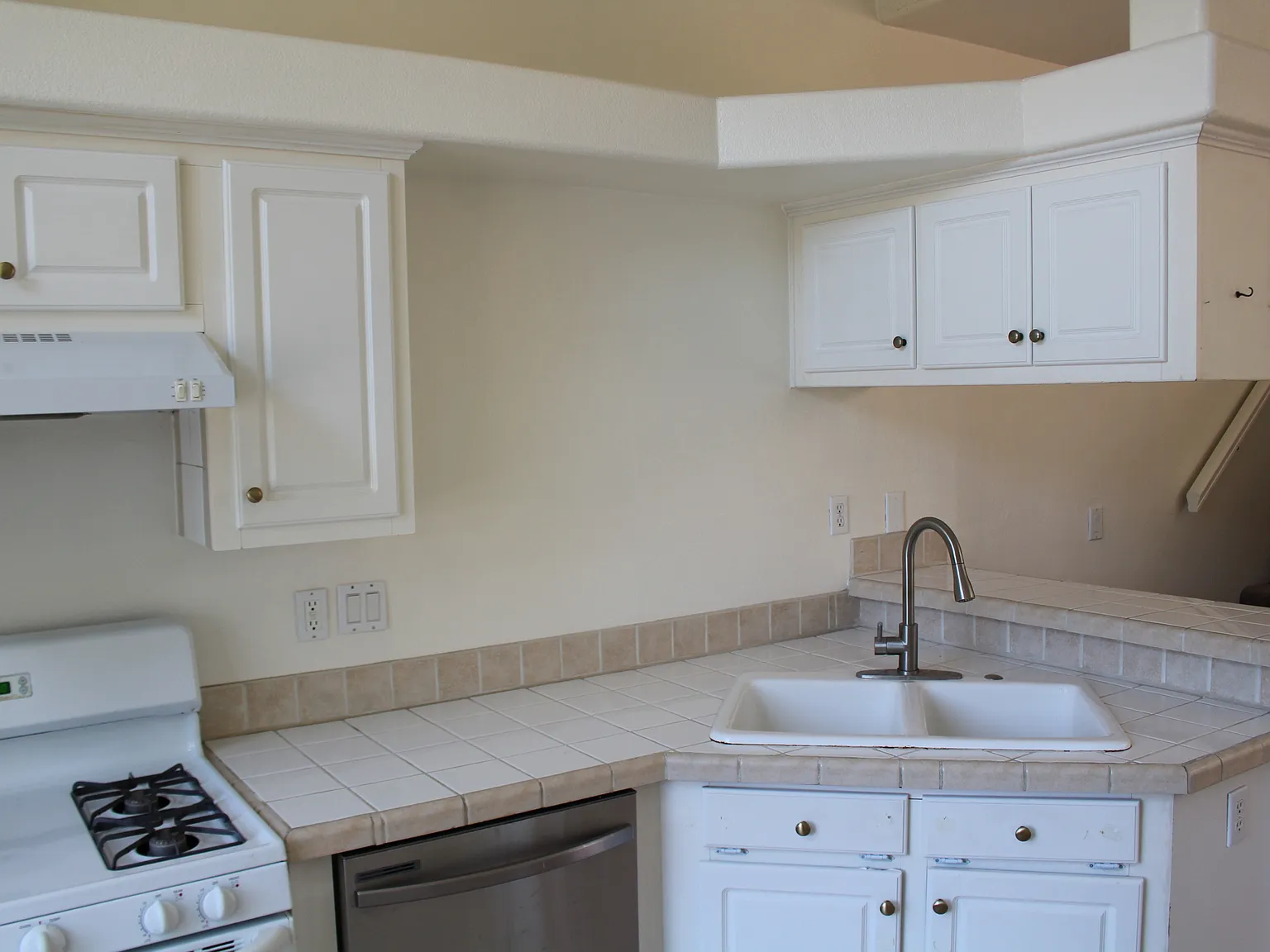3 bed, 1081 sqft, $3,450 — Photo 4