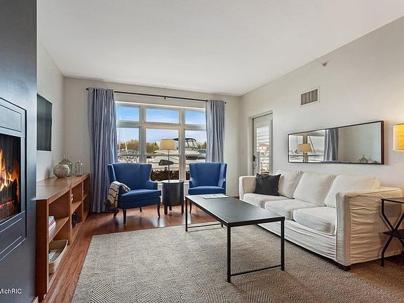 3rd image of 600 W Water St #238/239
