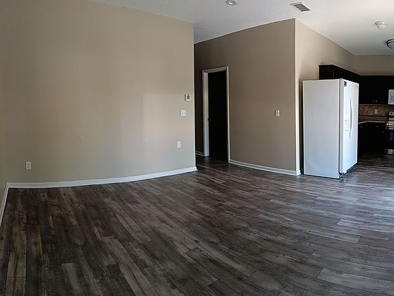 2nd image of 404 Shady Park Cv