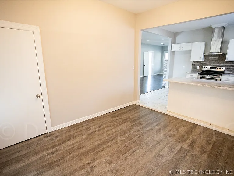 2604 E 7th St S — Photo 18