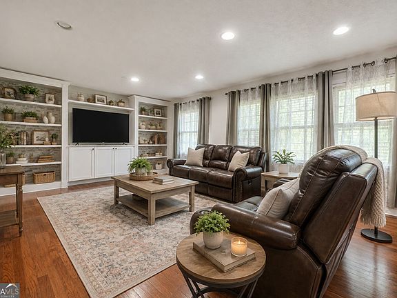 2nd image of 105 Pine St