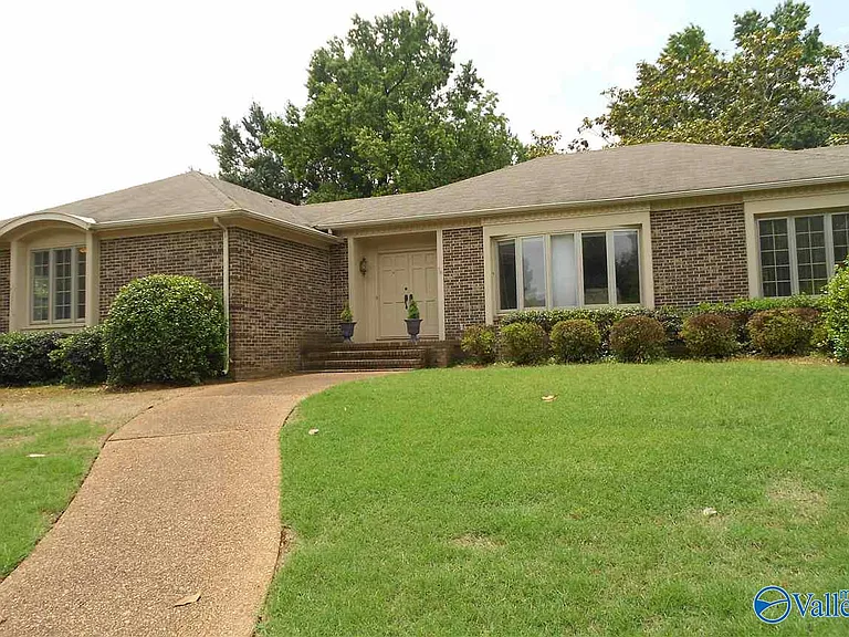 931 Whiting Dr SE — Photo 1