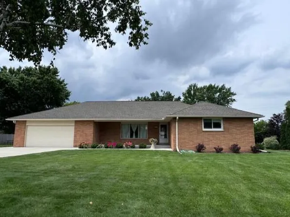 15500 West Rogers DRIVE, New Berlin, WI 53151