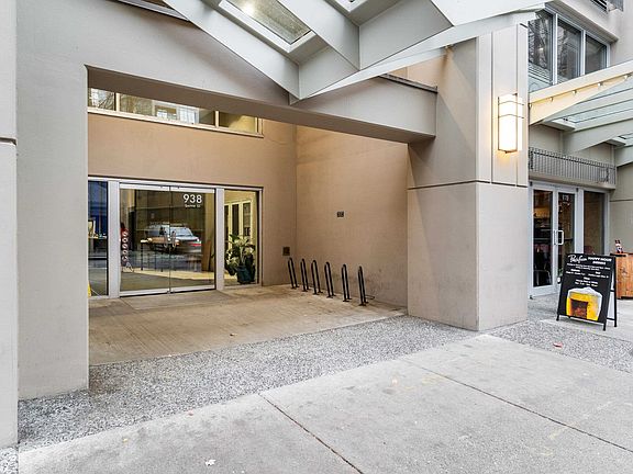 3rd image of 938 Smithe St #2117