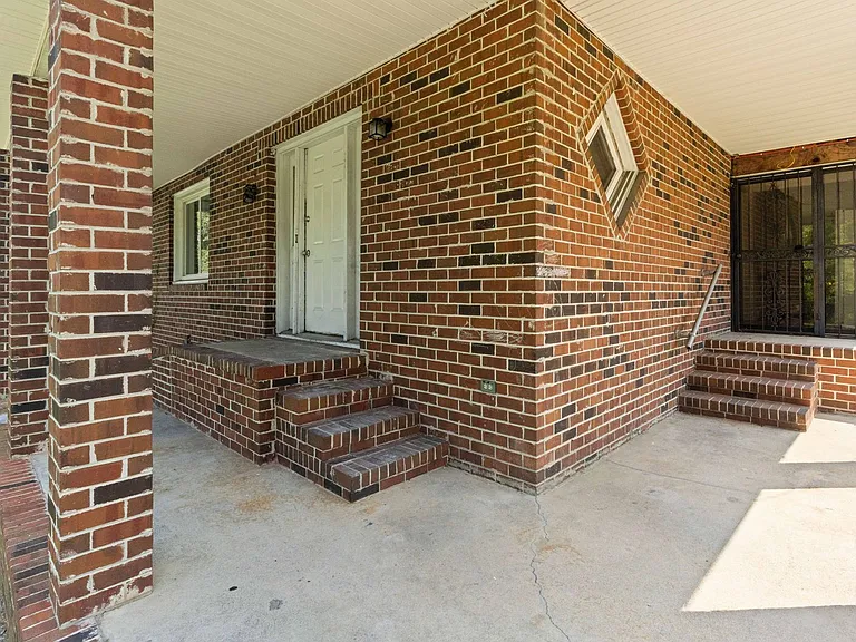 516 N Center St — Photo 4