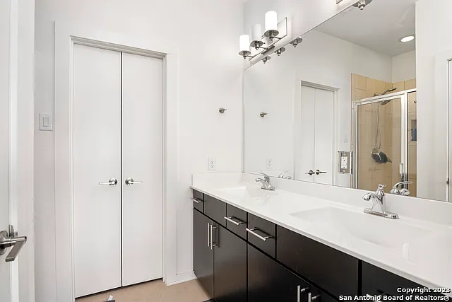 223 W Laurel — Photo 12