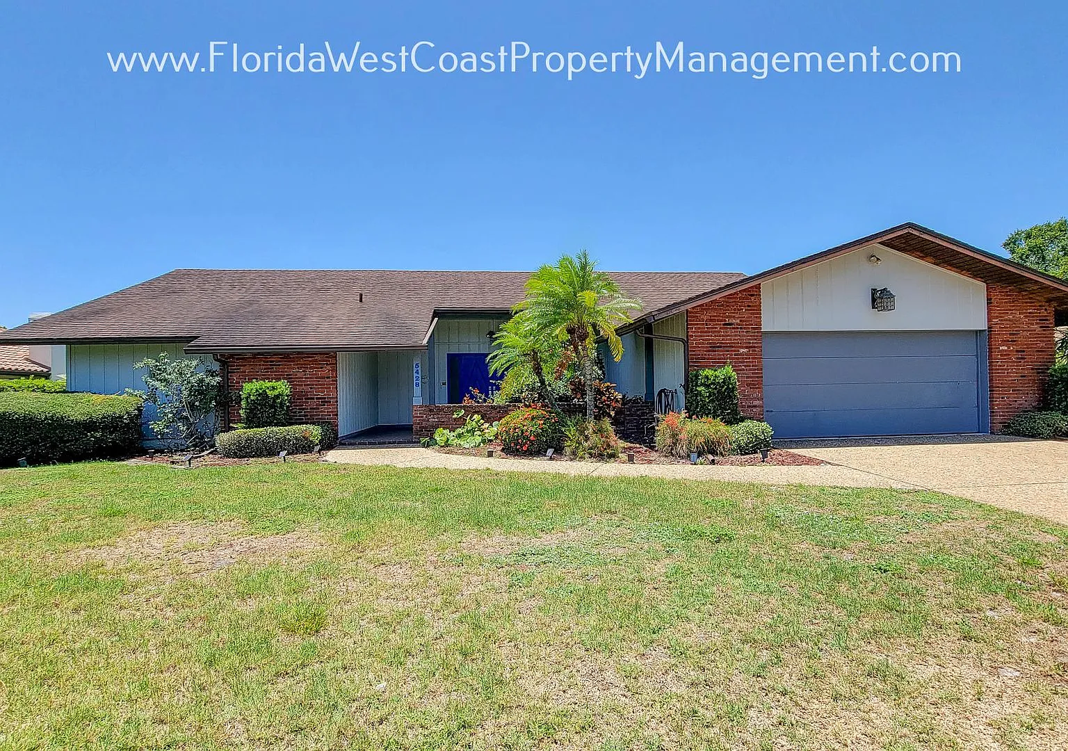 Sarasota Pool Home! Pet Friendly! 4 Bedroom/3 Bath! Super Location! — Photo 1