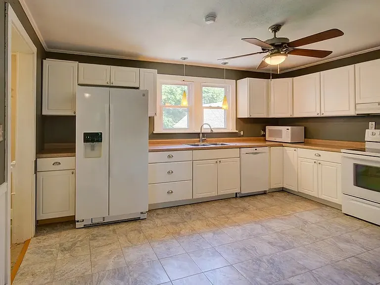 227 1/2 Sherman St — Photo 12