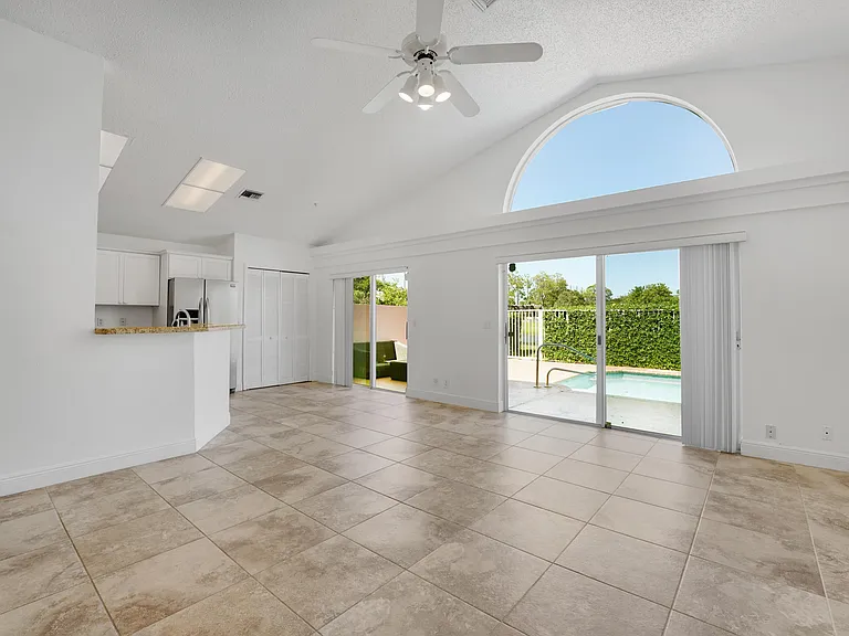 4355 Leicester Ct — Photo 5