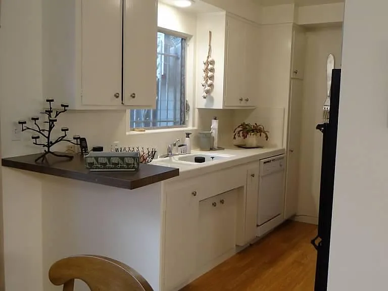 Kitchen w/plenty of storage