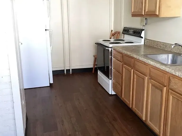 Student Housing 5 bedroom House Available Now & 2026-2027 School Year! — Photo 14