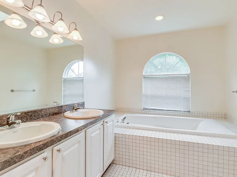 Townhome master bathroom