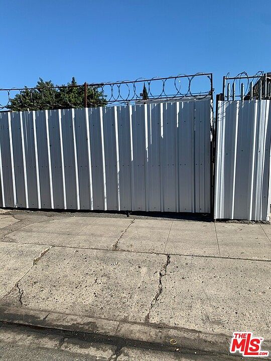 2nd image of 818 Sanford Ave