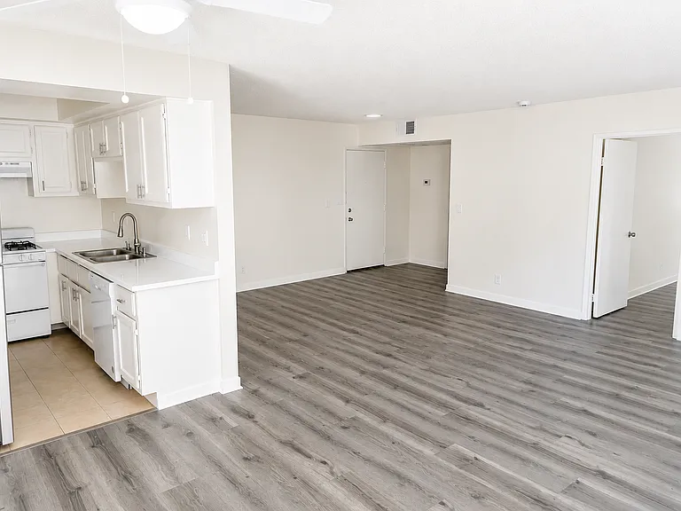 15020 Burbank Blvd — Photo 10