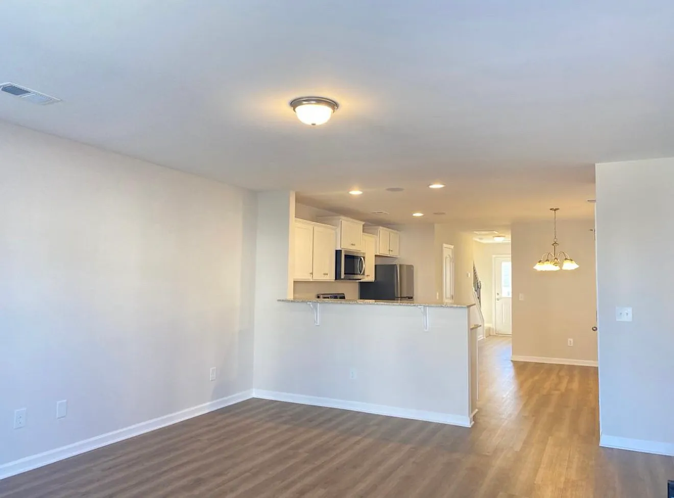 3 bed, 2.5 bath, 1351 sqft, $1,900 — Photo 3