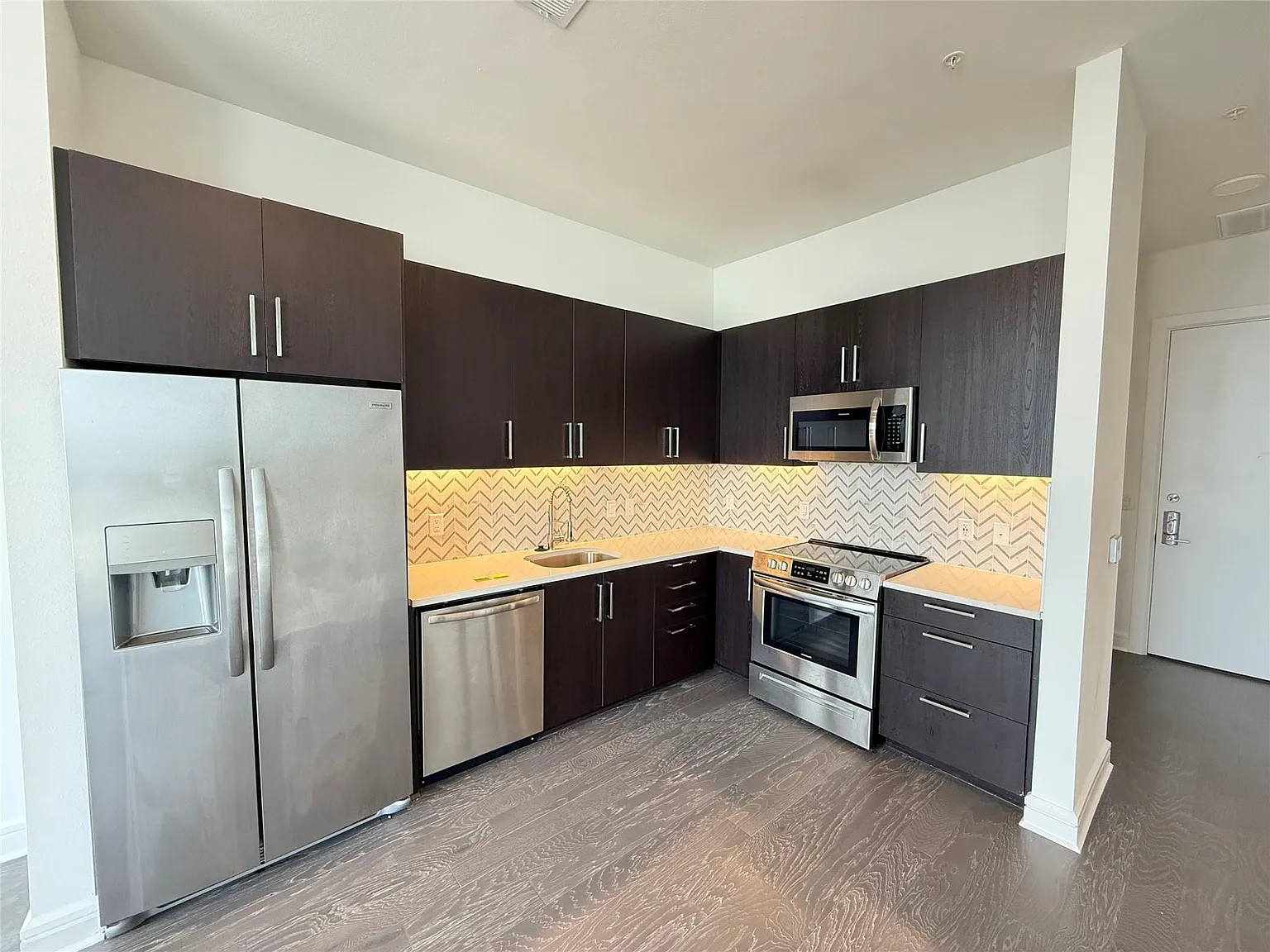 1 bed, 1.0 bath, 833 sqft, $2,056 — Photo 2