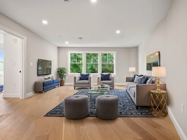 5205 Washington St #403, West Roxbury, MA 02132