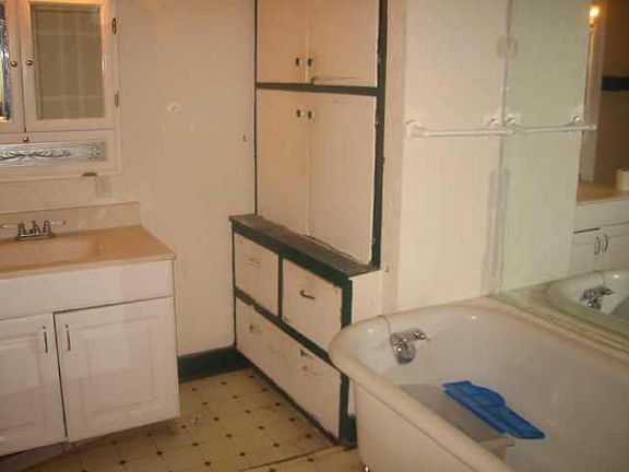 4th image of 909 Cedardale Dr