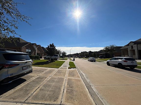 Charming curb appeal with a welcoming street view_01062025