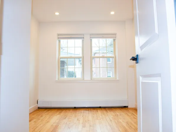 33 Hammond Pond Pkwy APT 2, Newton, MA 02467