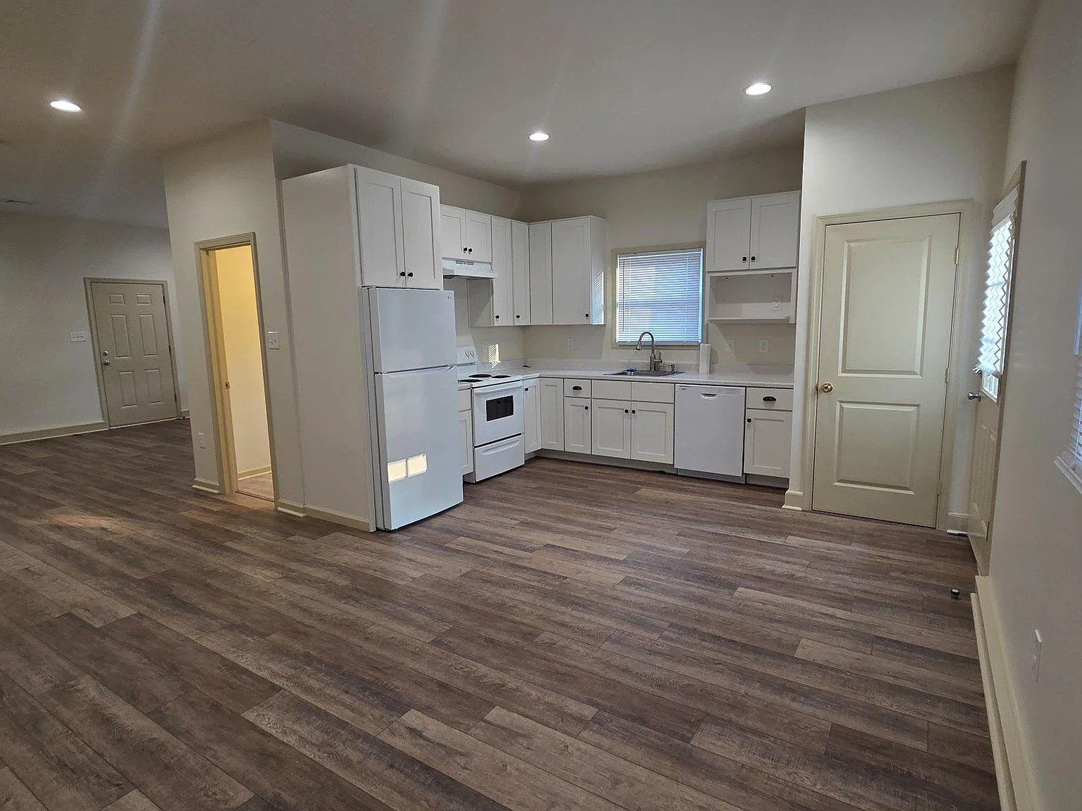 3 bed, 1.5 bath, 1728 sqft, $2,200 — Photo 3