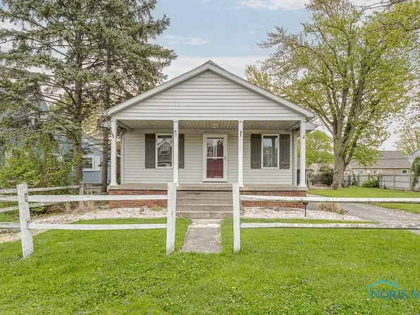 2038 Woodcrest Dr, Oregon, OH 43616