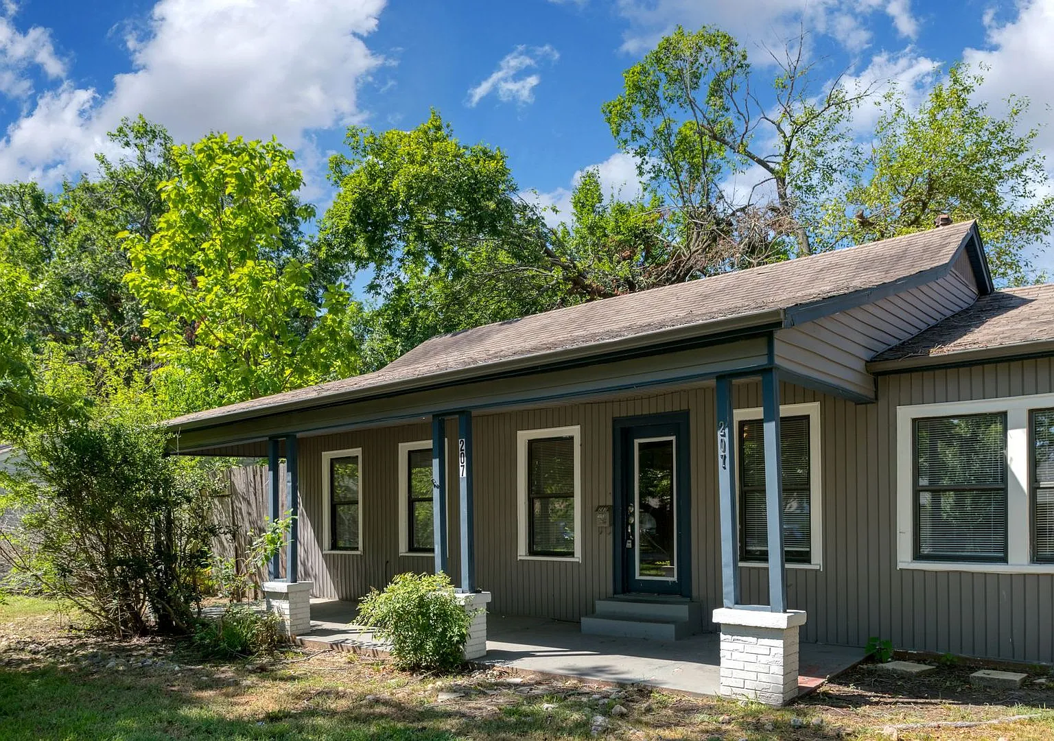 Beautiful 3 Bedroom, 1 Bathroom Gem In Terrell Available Now! — Photo 2