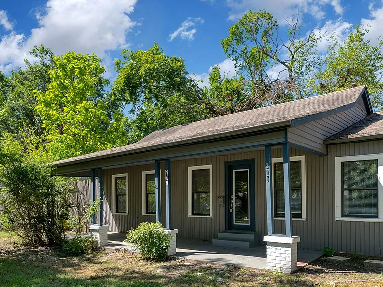 207 Hackberry St — Photo 2