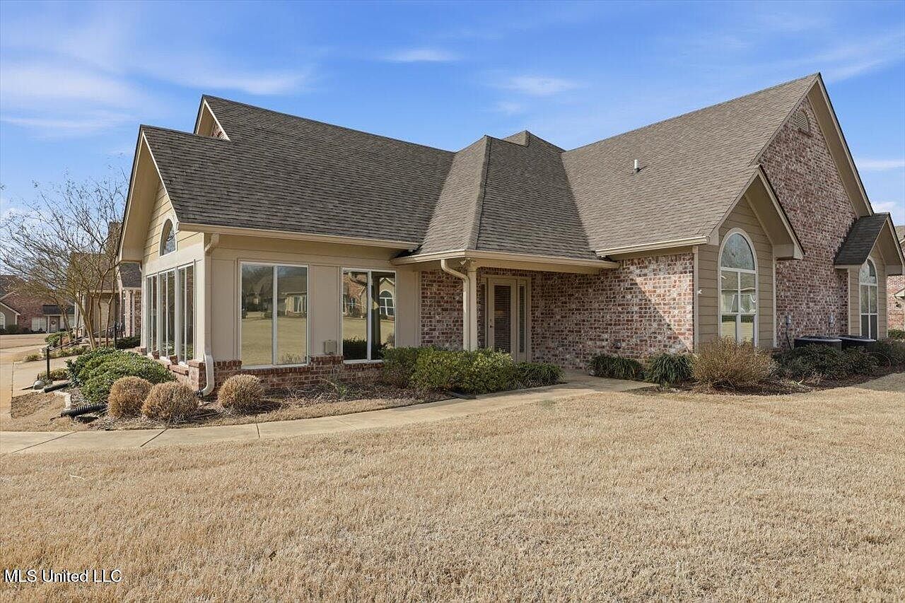 1020 Sweetwater Cv
