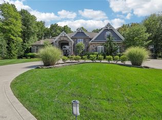 302 Crown Ridge Dr, Cuyahoga Falls, OH