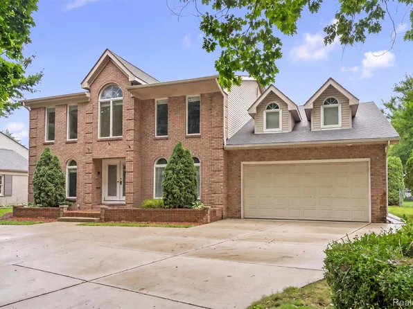 670 S Oxford Rd, Grosse Pointe Woods, MI 48236