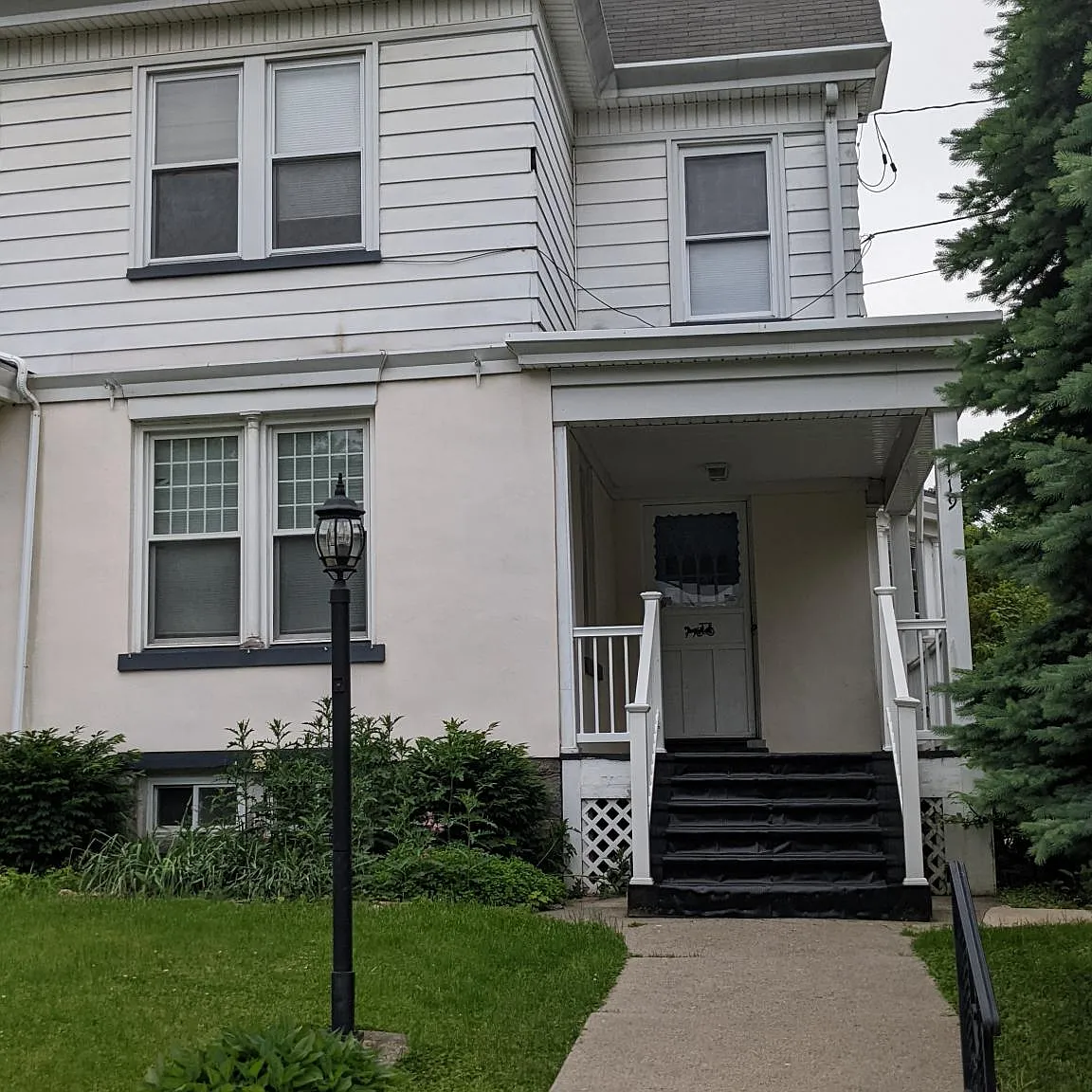 4 bed, 2.5 bath, 2666 sqft, $2,600 — Photo 1