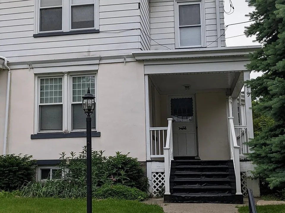 119 W Burke St