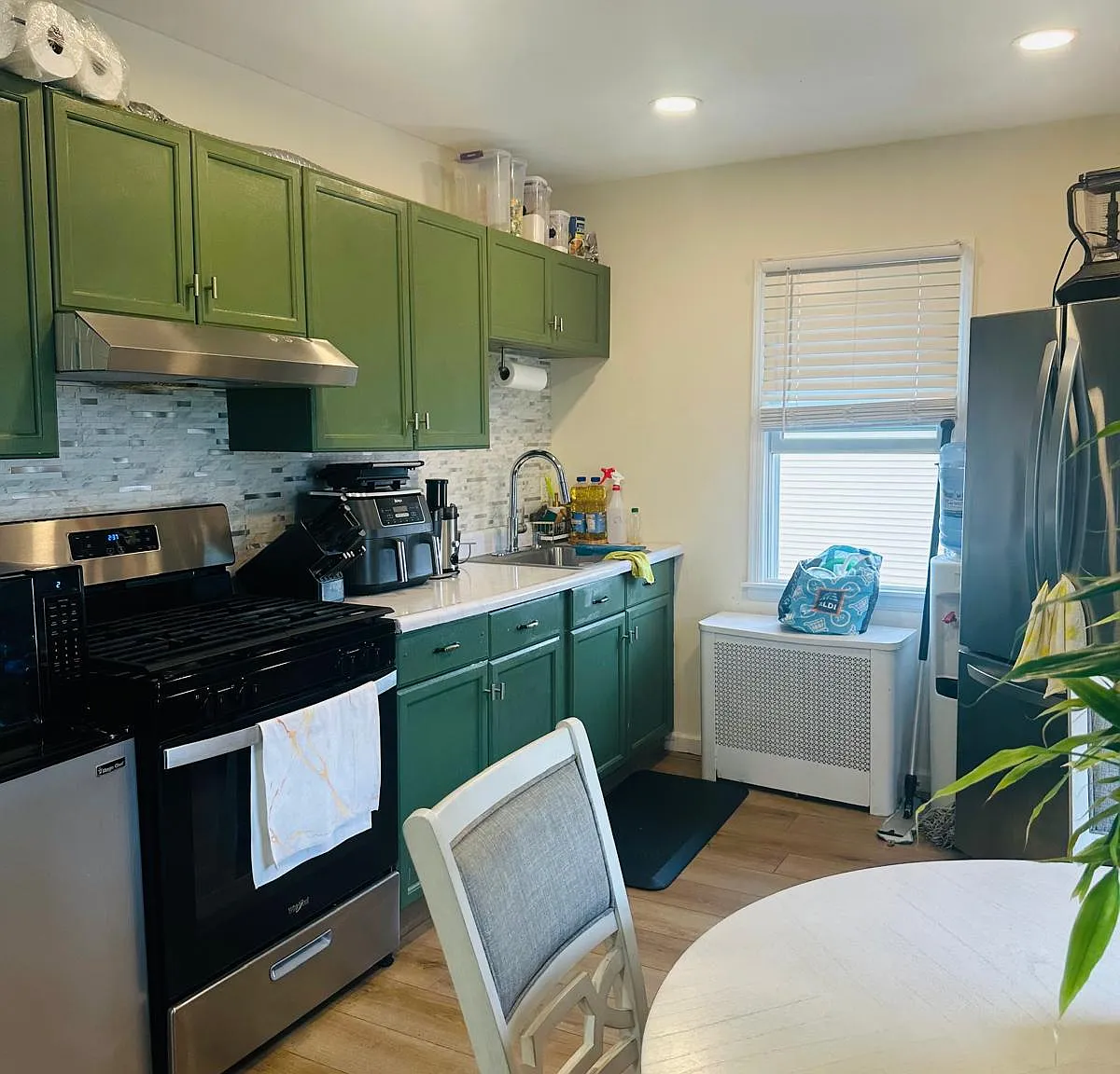 2 bed, 650 sqft, $2,300 — Photo 2