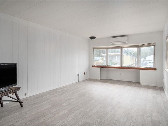 3rd image of 1050 Bowlby Rd #39