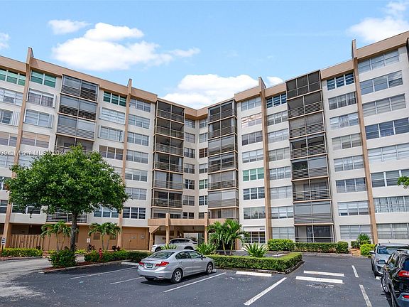 2nd image of 1000 Saint Charles Pl APT 208