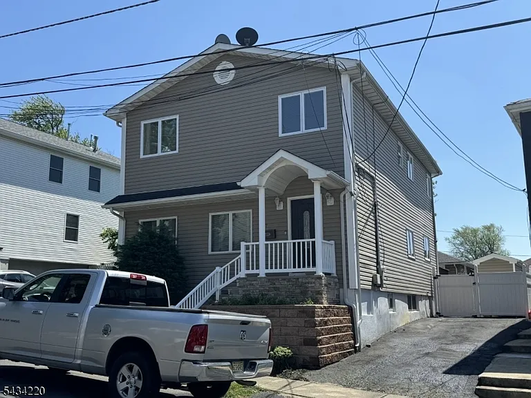 137 Boston Ave — Photo 2