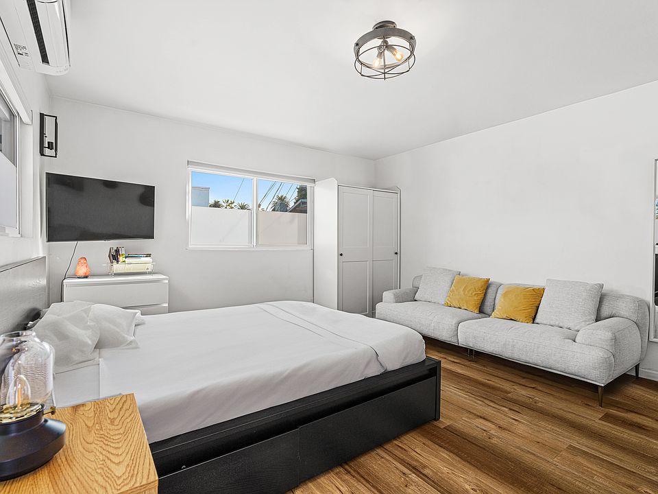 Bed, Sofa, Tv, Mini Split (Ac & Hot)