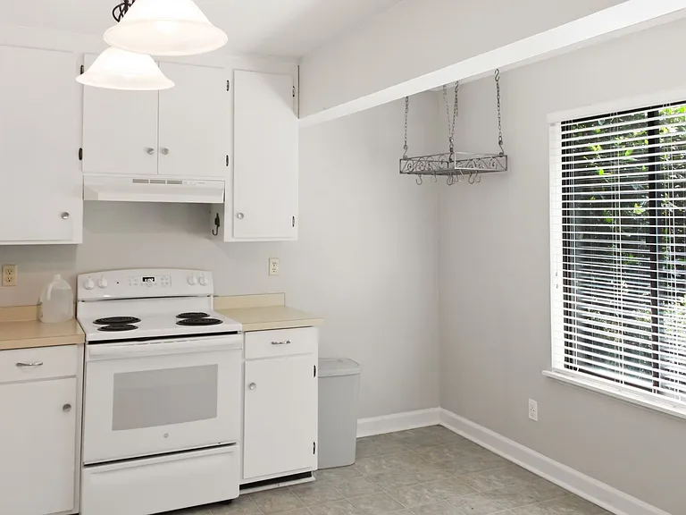 124 Blithe Ct — Photo 2