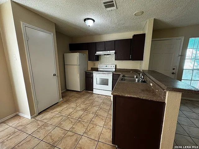 2 bed, 1.0 bath, 890 sqft, $875 — Photo 2
