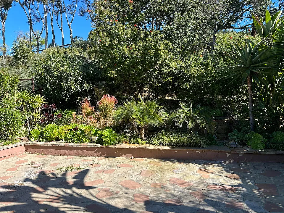 Back yard Patio Area large enough for Furniture and Fire pit