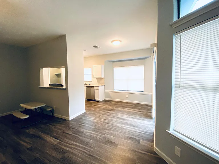 Living room/dining area