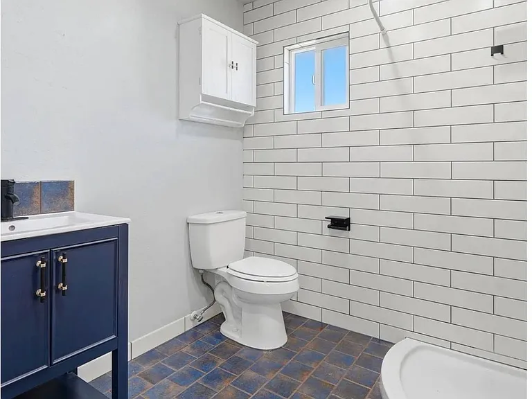 2702 E Goshen Ave #A — Photo 5