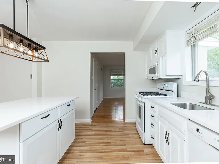 410 Woodlawn Ave — Photo 10