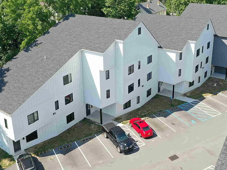 472 Maple Apartments — Photo 10